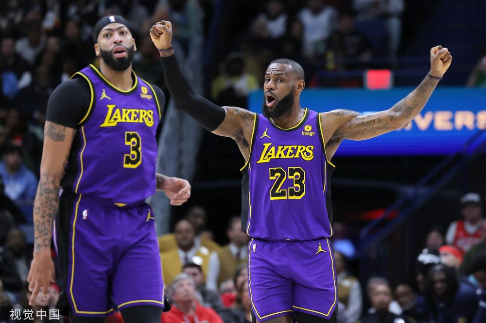 人起立歡呼 人起立歡呼